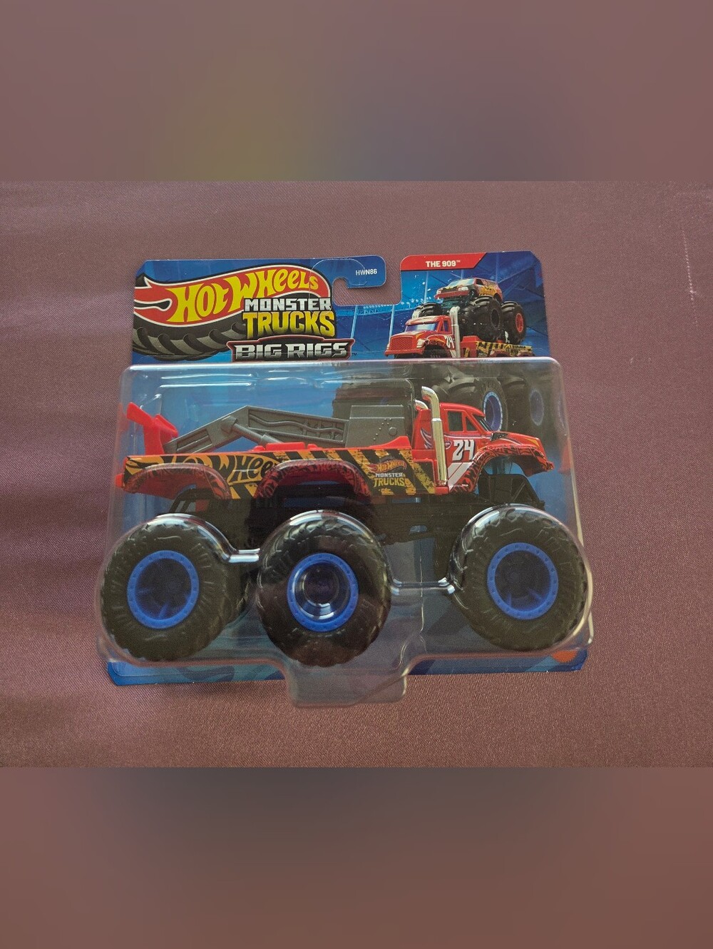 NWT Hot Wheels Monster Trucks Big Rigs The 909 #24 BIG RED